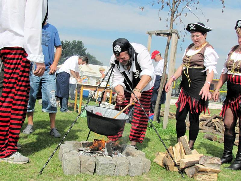 Chlumecký kotlík - soutěž ve vaření guláše v Chlumci nad Cidlinou.