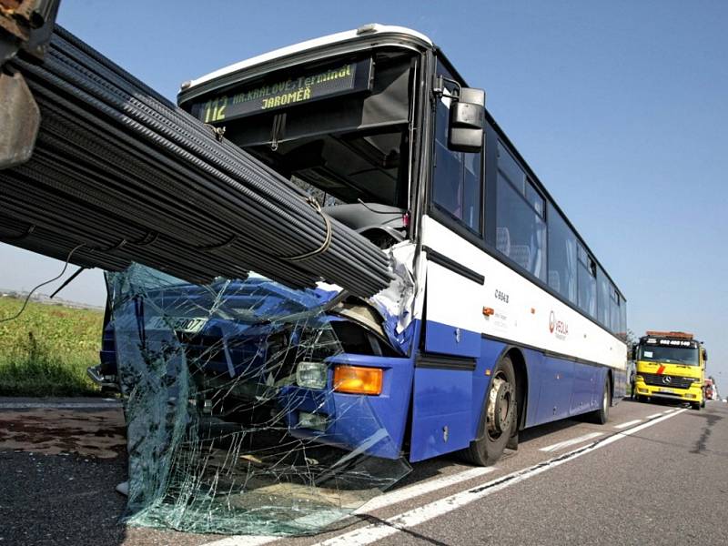 Dopravní nehoda dvou kamionů, autobusu a osobního vozidla na výpadovce z Hradce Králové do Jaroměře.