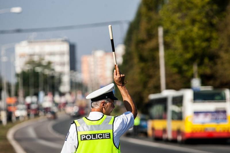 Dopravní policisté při řízení dopravy na křižovatce ulic Hradecká - Sokolská (tzv. Mileta) v Hradci Králové v rámci 9. ročníku celorepublikové Soutěže dopravních policistů 2016.