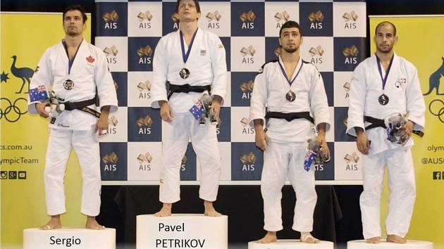 STUPNĚ VÍTĚZŮ na turnaji Oceania Open – váhová kategorie do šedesáti kilogramů. Druhý zleva Pavel Petřikov.
