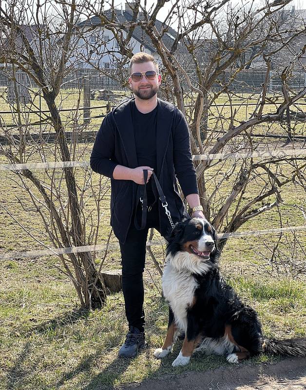 Jiří Halamka na procházce se psem v rodných Stěžerách u Hradce Králové