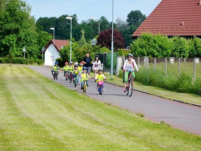 Cyklo-koloběžkový výlet dětí z hradecké MŠ Holubova na Stříbrný rybník.