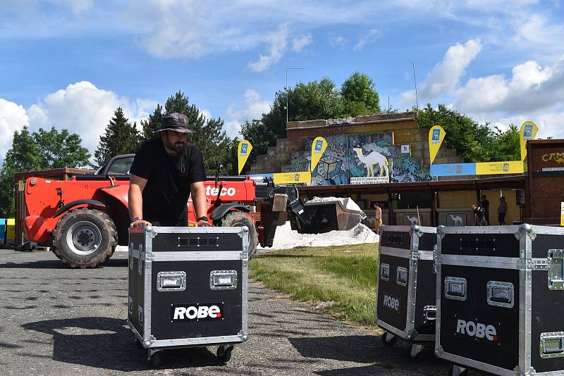 Na hradeckém letišti finišují poslední přípravy před začátkem Rock for People. Do areálu přijede 35 tisíc lidí.