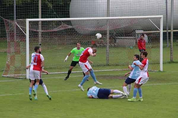 BITVA FAVORITŮ. Fotbalisté Slavie Hradec Králové lídra z Nového Bydžova nezastavili a ten jim v krajském přeboru nadále uniká.