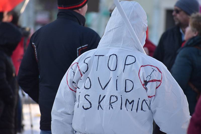 Volání po svobodě se v sobotu odpoledne neslo Hradcem Králové, kde se konala demonstrace odpůrců protiepidemických opatření. Na náměstí 28. října se jich odhadem sešlo více než šest stovek.