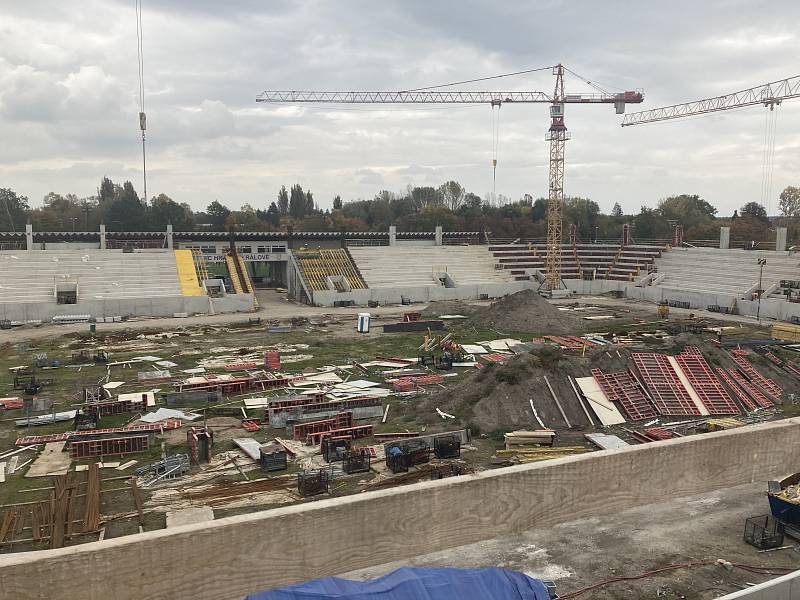 Výstavba hradeckého stadionu – říjen 2022