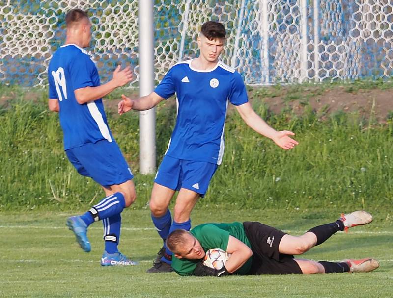 ŠLÁGR PŘEBORU. Fotbalisté Dohalic (v modrém) si dojeli pro cenné tři body do Prasku, kde po boji zvítězili 4:2. Foto: Lubomír Douděra