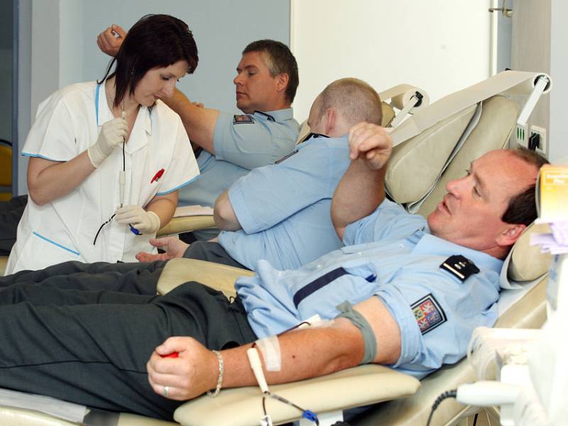 Hasiči a policisté z Královéhradeckého kraje darovali krev. Více než šedesát příslušníků obou složek se rozhodlo zařadit se mezi bezpříspěvkové dárce krve a dokázat, že jsou připraveni pomáhat i mimo své zaměstnání.