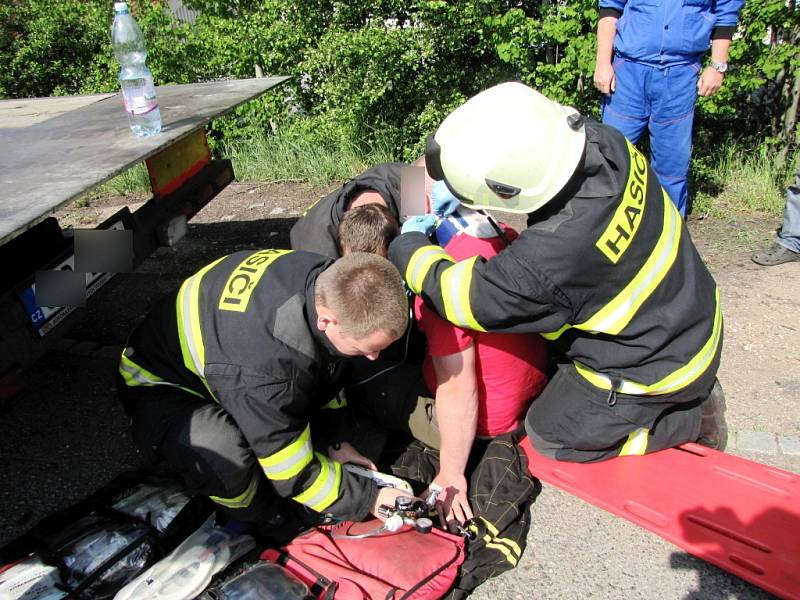 Dopravní nehoda osobního vozidla a cisterny na hlavním tahu z Hradce Králové na Jaroměř.