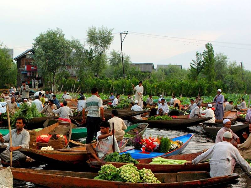 Plovoucí trh na jezeře