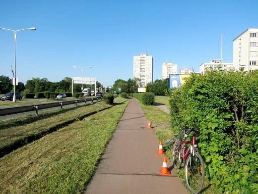 Srážka cyklistů na cyklostezce podél Gočárova okruhu v Hradci Králové.