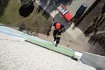 Pro zraněnou ženu se hradečtí hasiči spustili ze třiceti metrů