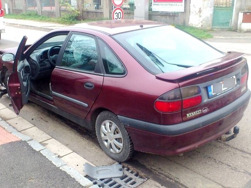 Dopravní nehoda ve Spojovací ulici ve Svobodných Dvorech v Hradci Králové.