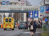 Největší nemocnice na východě Čech se vrátí do plného provozu zřejmě až v lednu.