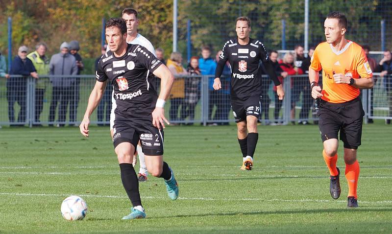 3. kolo MOL Cupu: FK Chlumec nad Cidlinou (ve světlém) - FC Hradec Králové 0:4.