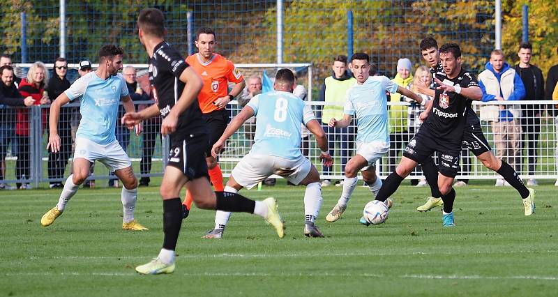 3. kolo MOL Cupu: FK Chlumec nad Cidlinou (ve světlém) - FC Hradec Králové 0:4.