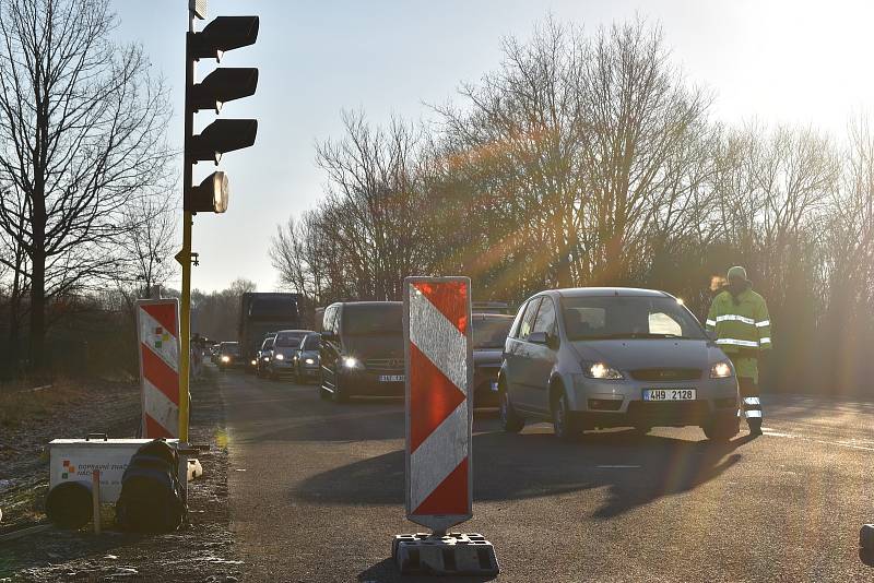 Na křižovatce v pátek finišovaly dokončovací práce.