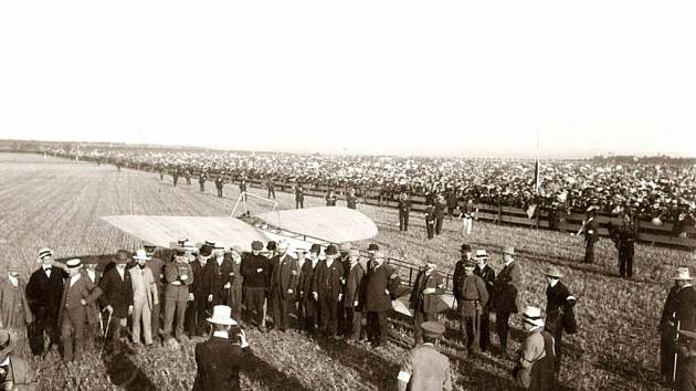 JAN KAŠPAR VE SVÉM BLÉRIOTU při produkci v Praze dne 15. srpna roku 1910.