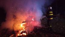 V pondělí také řešili hasiči několik požárů. V Malšovicích hasili požár travního porostu a náletových dřevin a živého plotu u školy. V Bělči pak hořel přístřešek u chaty.