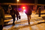 Pokus o sebevraždu v úterý večer zastavil provoz na trati v Hradci Králové. Cestující z vlaku se museli přesunout do hasičského autobusu. Evakuaci se podařilo zachytit paní Marcele Zuchové, která fotografie poskytla Deníku.