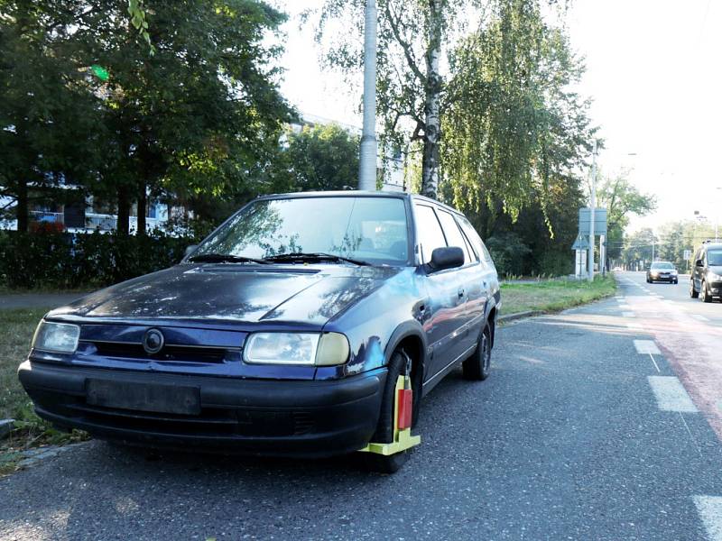 Bez značek a s botičkou čeká vrak na uplynutí zákonné lhůty