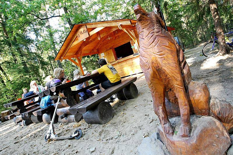 Kiosek U Vlka stojí na kraji Hradečnice.