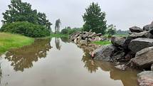 Vydatné deště rozvodnily Orlici mezi Týništěm a Hradcem Králové. Řeka, jejíž proud byl během soboty bouřlivý a  prudký, se tam přirozeně rozlévá do luk.