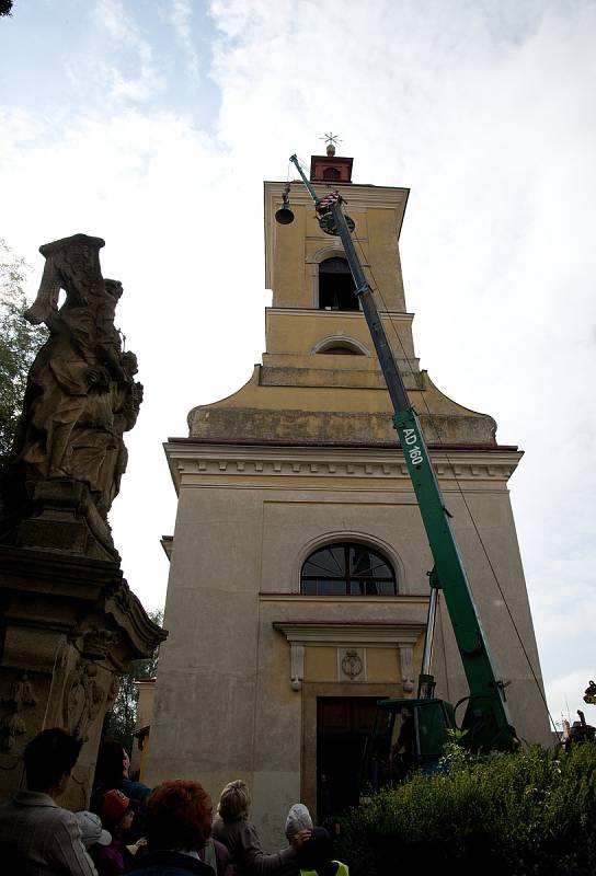 Poslední přípravy a konečně nahoru. V polovině července se do Stěžer vrátily „ukradené“ zvony.