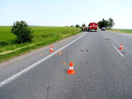 Střet automobilu s motocyklem poblíž Nového Města nad Cidlinou.