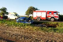 Dopravní nehoda osobního automobilu a motocyklu s následným požárem u obce Prasek.