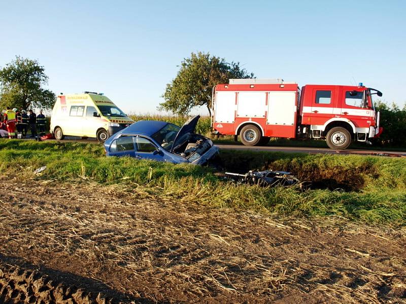 Dopravní nehoda osobního automobilu a motocyklu s následným požárem u obce Prasek.