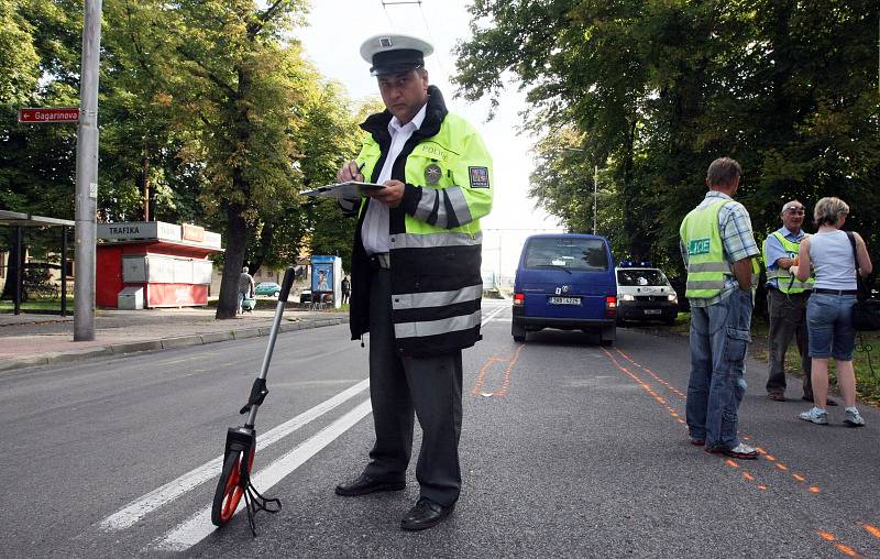 Šestaosmdesátiletou ženu srazilo na Slezském Předměstí v Hradci Králové auto, když přecházela vozovku mimo přechod pro chodce. Náraz ji odhodil na silnici a byla převezena do nemocnice. Chodkyně těžké zranění.