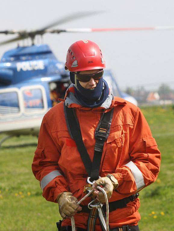 Zkouška záchranářů nanečisto: V závěsu na laně se snažil speciální tým šesti hasičů pomoci paraglidistovi zaklíněnému v koruně stromu. 