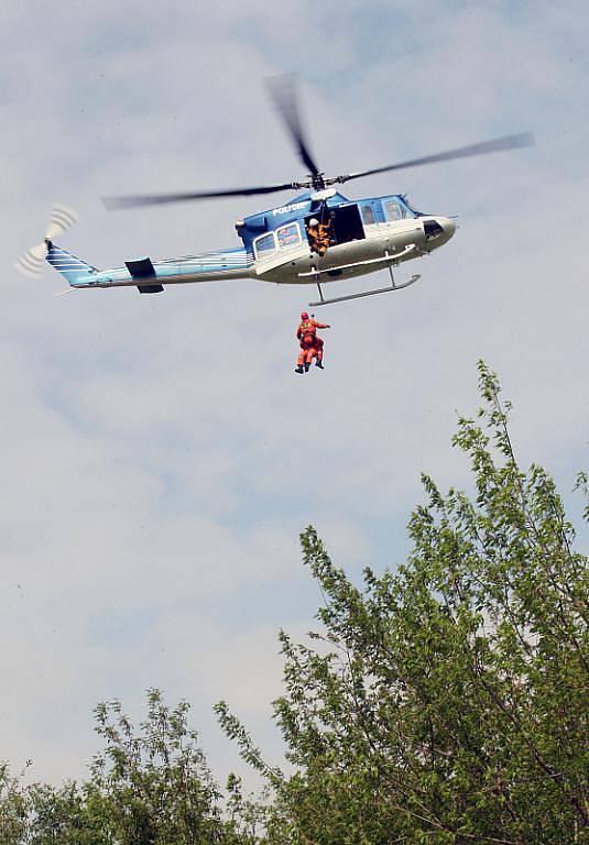 Zkouška záchranářů nanečisto: V závěsu na laně se snažil speciální tým šesti hasičů pomoci paraglidistovi zaklíněnému v koruně stromu. 