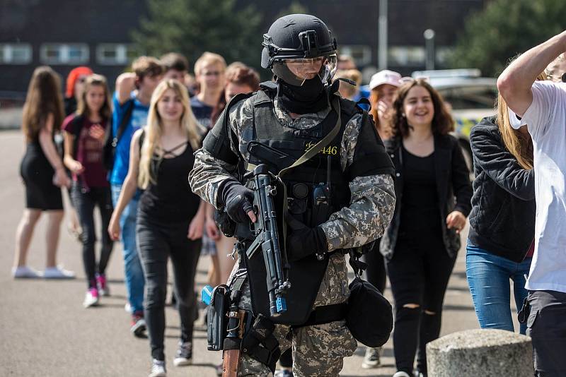 Cvičení IZS v kongresovém centru Aldis v Hradci Králové. Záchrané složky cvičily zásah při střelbe teroristy na koncertě.