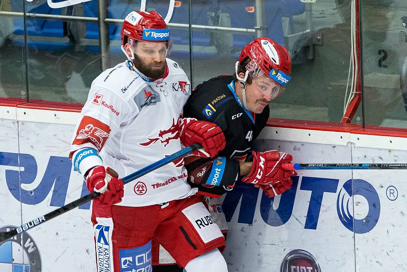 Hokejová extraliga: Mountfield HK - HC Oceláři Třinec.