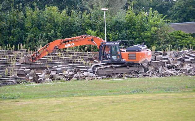 DEMOLICE. Na stadionu v Malšovicích už bagry strhávají původní ochozy.