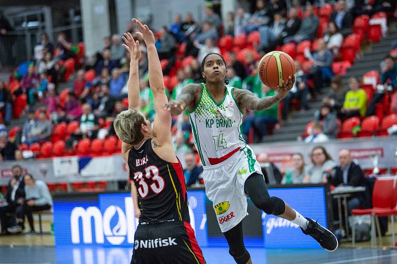 Finálový zápas finálového turnaje Českého poháru basketbalistek v Karlových Varech: KP Brno - Sokol Nilfisk Hradec Králové (v černém).