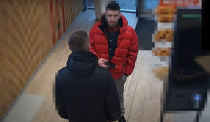 Policistům se podařilo vypátrat muže, který si přivlastnil cizí peněženku v jednom z hradeckých barů. Někdo ho poznal na videozáznamu.