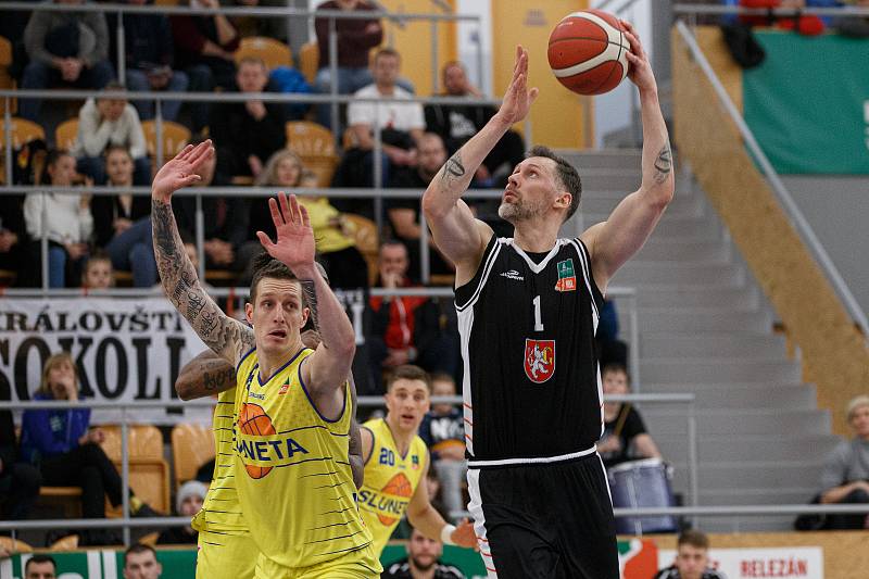 Královští sokoli Hradec Králové (v černém) vs. Sluneta Ústí nad Labem (85:73).