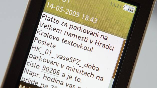 Operátor nabízí lidem platbu parkovného v Hradci Králové prostřednictvím SMS.