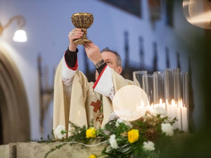 Biskupské požehnání tříkrálovým koledníkům v katedrále sv. Ducha v Hradci Králové.