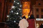 Vánoční jedle se na hradeckém Velkém náměstí rozsvítila poslední listopadovou neděli.