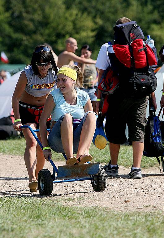 Šest pódií, tři dny a tři noci, a téměř dvě desítky tisíc návštěvníků proudících areálem Festival parku na hradeckém letišti. První nedočkavci však zamířili ne do stanového městečka, ale rovnou k písníku nedaleko areálu.