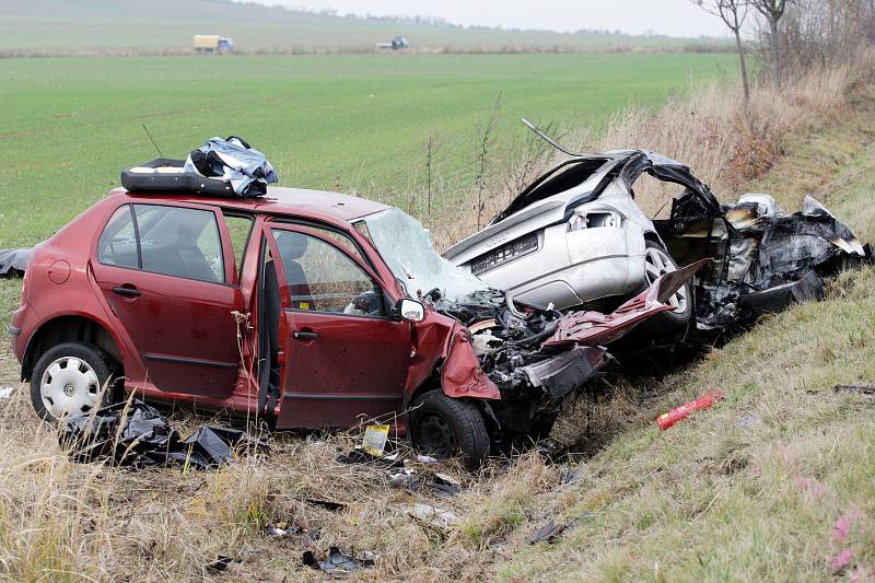 Při nehodě mezi Lubnem  a Dolním Přímem na Hradecku zemřeli dva lidé, další dva byli těžce zraněni. Jedna z mrtvých byla čtrnáctiletá dívka.