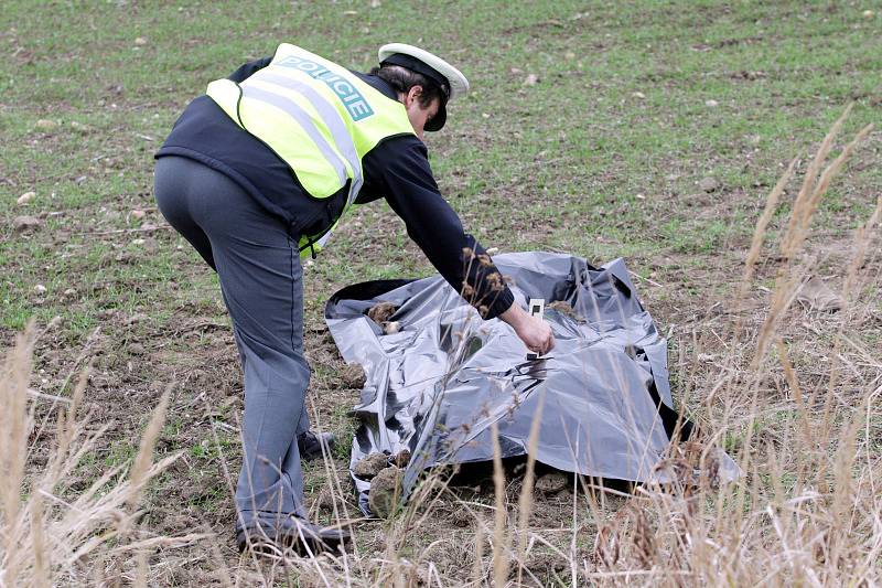 Při nehodě mezi Lubnem  a Dolním Přímem na Hradecku zemřeli dva lidé, další dva byli těžce zraněni. Jedna z mrtvých byla čtrnáctiletá dívka.