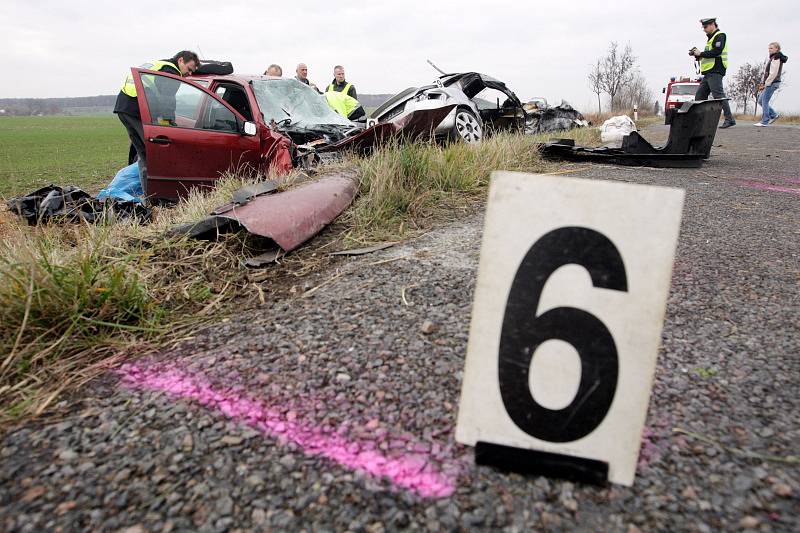 Při nehodě mezi Lubnem  a Dolním Přímem na Hradecku zemřeli dva lidé, další dva byli těžce zraněni. Jedna z mrtvých byla čtrnáctiletá dívka.