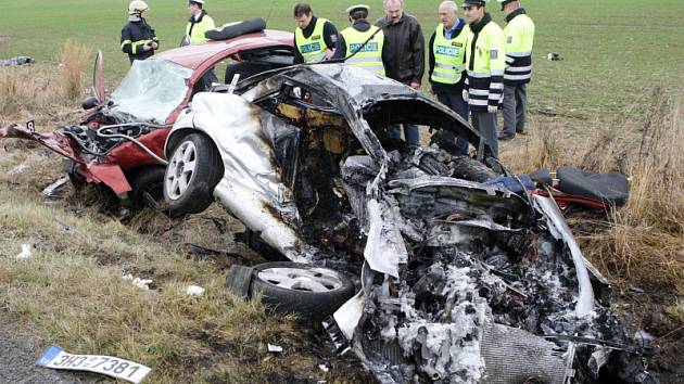 Při nehodě mezi Lubnem  a Dolním Přímem na Hradecku zemřeli dva lidé, další dva byli těžce zraněni. Jedna z mrtvých byla čtrnáctiletá dívka.