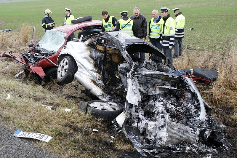 Při nehodě mezi Lubnem  a Dolním Přímem na Hradecku zemřeli dva lidé, další dva byli těžce zraněni. Jedna z mrtvých byla čtrnáctiletá dívka.