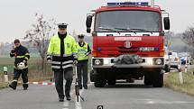 Při nehodě mezi Lubnem  a Dolním Přímem na Hradecku zemřeli dva lidé, další dva byli těžce zraněni. Jedna z mrtvých byla čtrnáctiletá dívka.